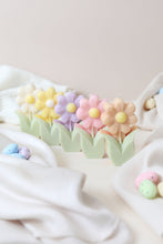 Load image into Gallery viewer, Daisy Candle