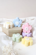 Load image into Gallery viewer, Daisy Flat Candle