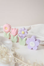 Load image into Gallery viewer, Daisy Candle

